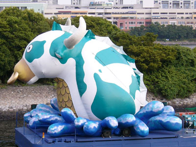 モームを真横からドウゾ